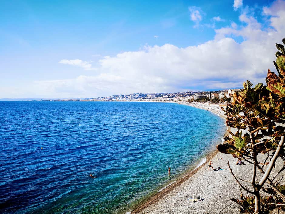 The long, pebbly beach of Nice 