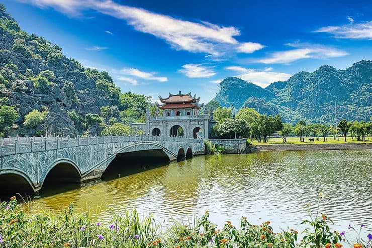 Ninh Binh Getaway - Crossing the street in Vietnam One of the first things  to know in Hanoi was how to cross the busy streets of the city. Hereby some  tip to