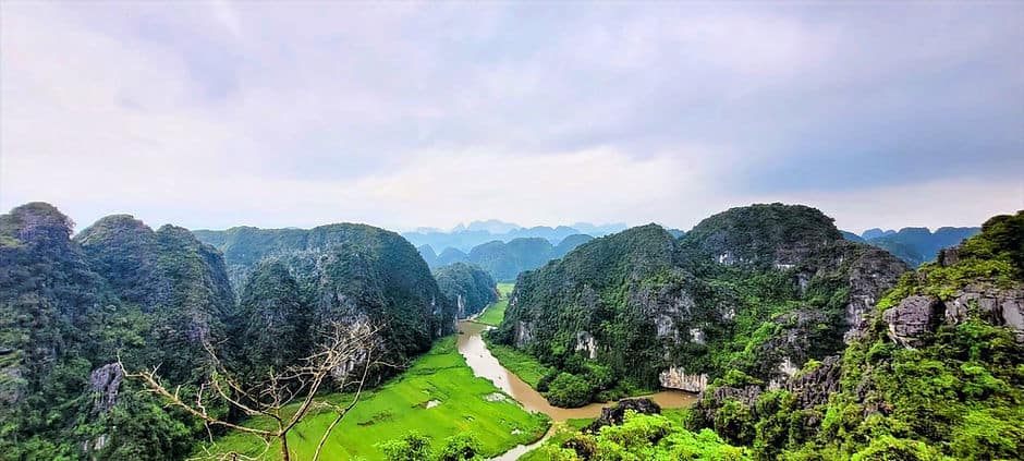 Ninh Binh Getaway - Crossing the street in Vietnam One of the first things  to know in Hanoi was how to cross the busy streets of the city. Hereby some  tip to